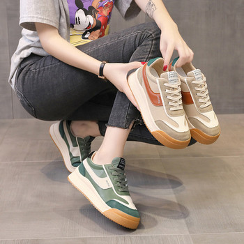 Κομψά γυναικεία sneakers με επίπεδη σόλα και επιγραφή