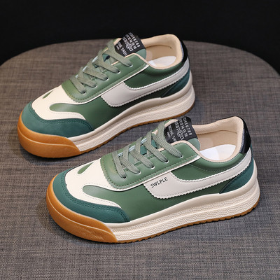 Κομψά γυναικεία sneakers με επίπεδη σόλα και επιγραφή