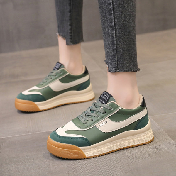 Κομψά γυναικεία sneakers με επίπεδη σόλα και επιγραφή