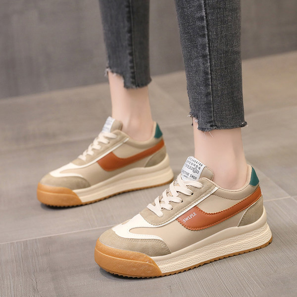 Κομψά γυναικεία sneakers με επίπεδη σόλα και επιγραφή