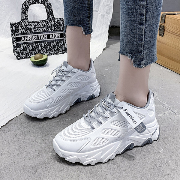 Adidasi de dama cu sireturi si talpa aspra - in alb