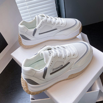 Adidași de damă cu talpă plată cu inscripție și plasă