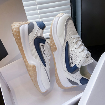 Adidași de damă cu talpă plată cu inscripție și plasă