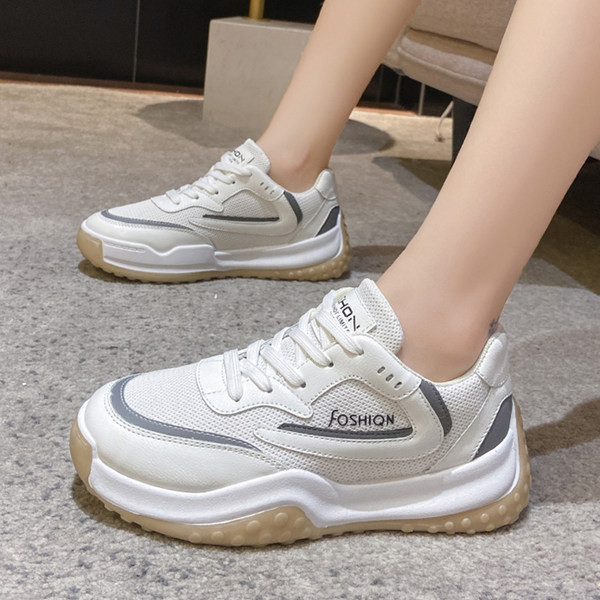 Adidași de damă cu talpă plată cu inscripție și plasă