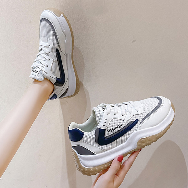 Adidași de damă cu talpă plată cu inscripție și plasă