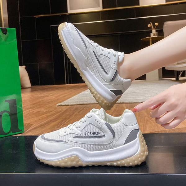 Adidași de damă cu talpă plată cu inscripție și plasă