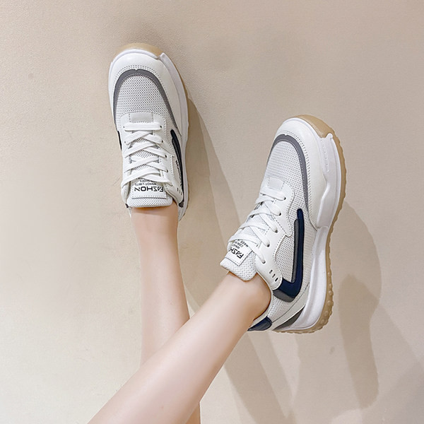 Adidași de damă cu talpă plată cu inscripție și plasă