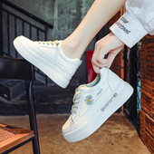 Γυναικεία casual sneakers με κέντημα και φλατ σόλα