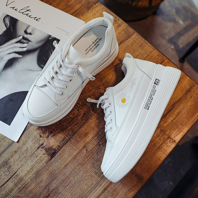Γυναικεία casual sneakers με κέντημα και φλατ σόλα