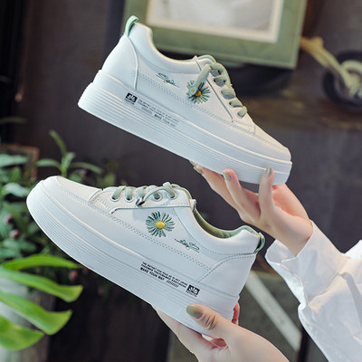 Γυναικεία casual sneakers με κέντημα και φλατ σόλα