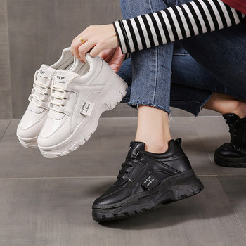 Γυναικεία sneakers με ψηλή σόλα σε λευκό και μαύρο χρώμα