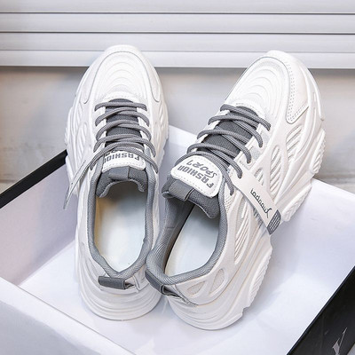 Adidași de damă cu șireturi gri și autocolant