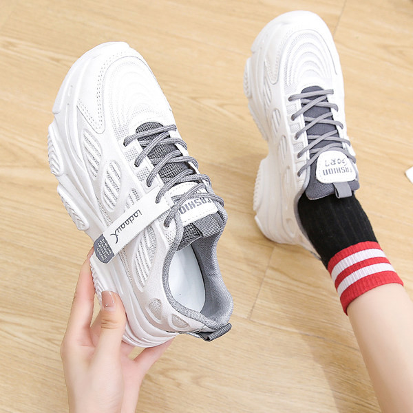 Adidași de damă cu șireturi gri și autocolant