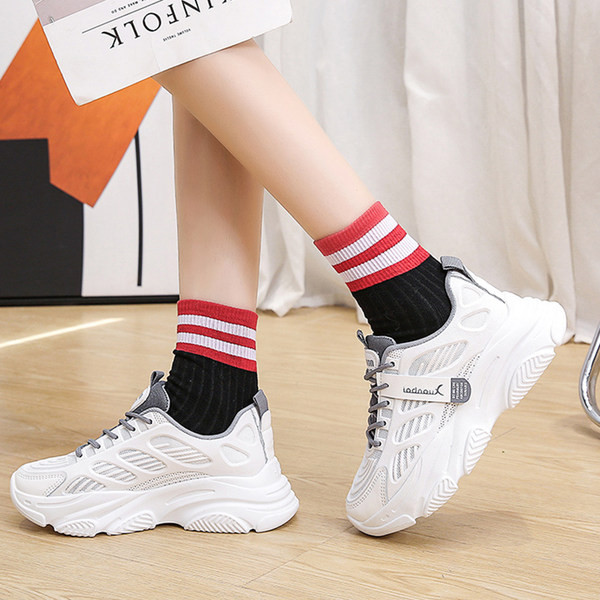 Adidași de damă cu șireturi gri și autocolant