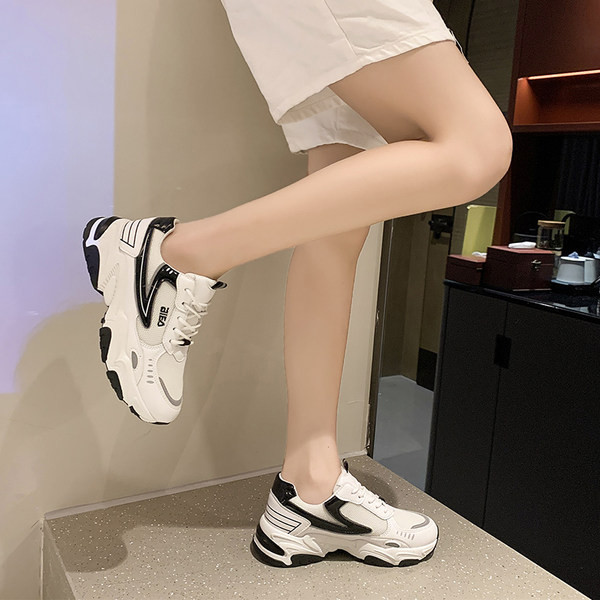 Tenisi actuali pentru femei cu talpa plate si plasa