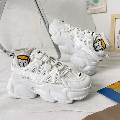 Sneakers με κορδόνια και τραχιά σόλα