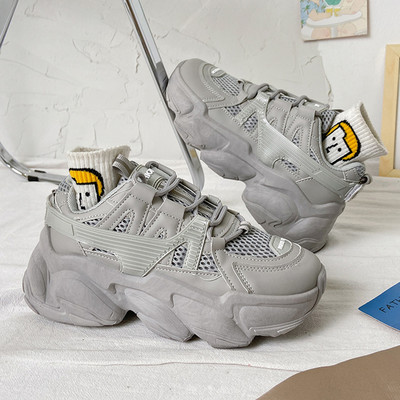 Sneakers με κορδόνια και τραχιά σόλα