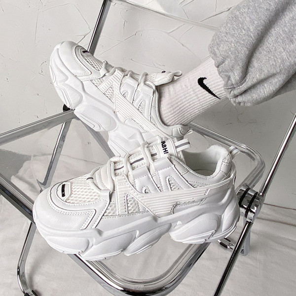 Adidași cu șireturi și talpă aspră