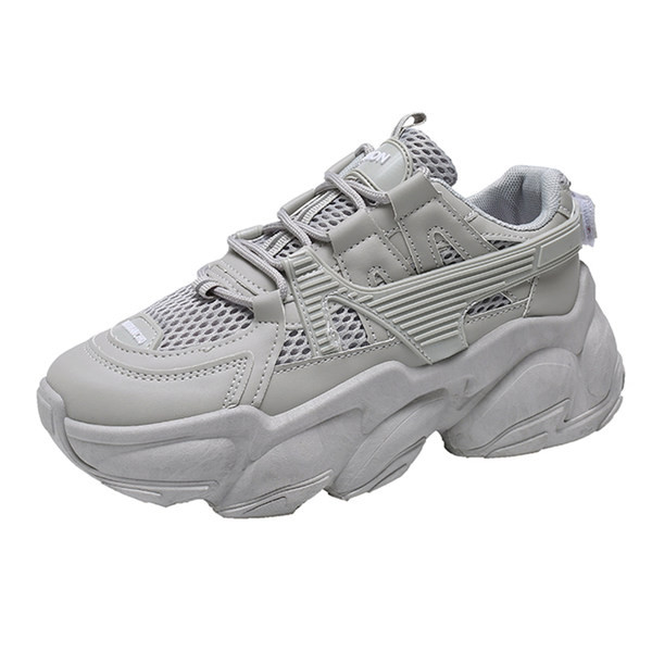 Adidași cu șireturi și talpă aspră