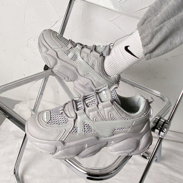 Adidași cu șireturi și talpă aspră