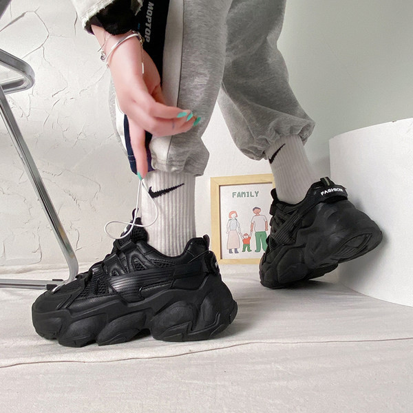 Adidași cu șireturi și talpă aspră