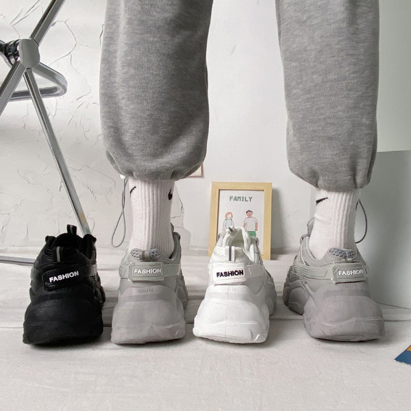 Adidași cu șireturi și talpă aspră