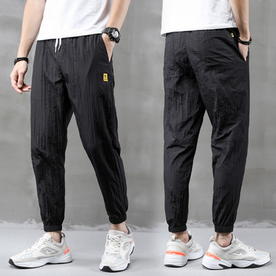 Model larg de pantaloni barbatesti cu broderie