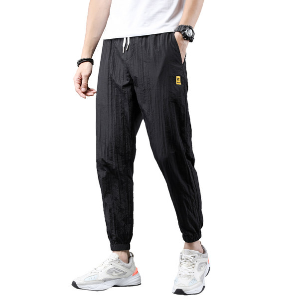 Model larg de pantaloni barbatesti cu broderie