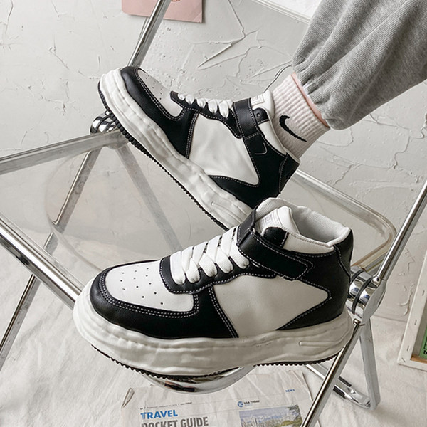 Adidasi de dama cu autocolante in alb si negru