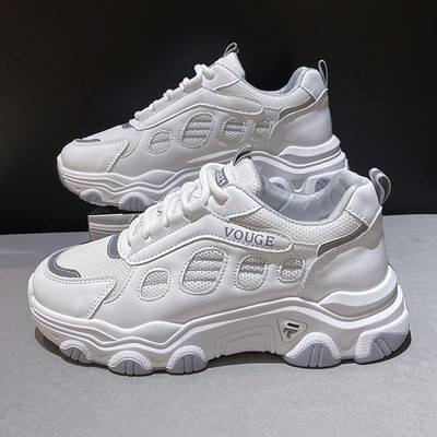 Γυναικεία sneakers με κορδόνια σε λευκό χρώμα και επίπεδη σόλα