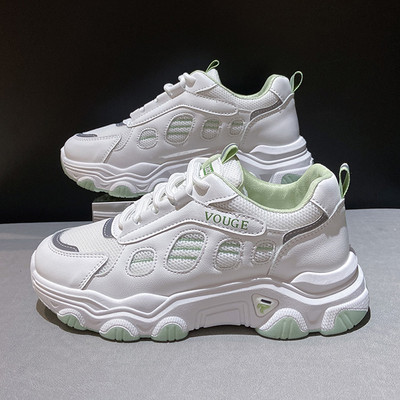 Γυναικεία sneakers με κορδόνια σε λευκό χρώμα και επίπεδη σόλα