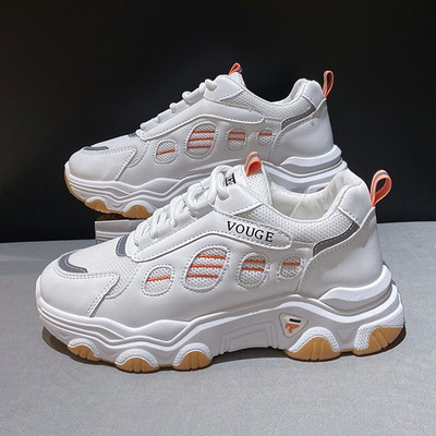 Γυναικεία sneakers με κορδόνια σε λευκό χρώμα και επίπεδη σόλα