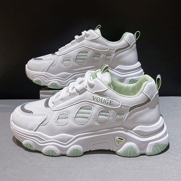 Γυναικεία sneakers με κορδόνια σε λευκό χρώμα και επίπεδη σόλα