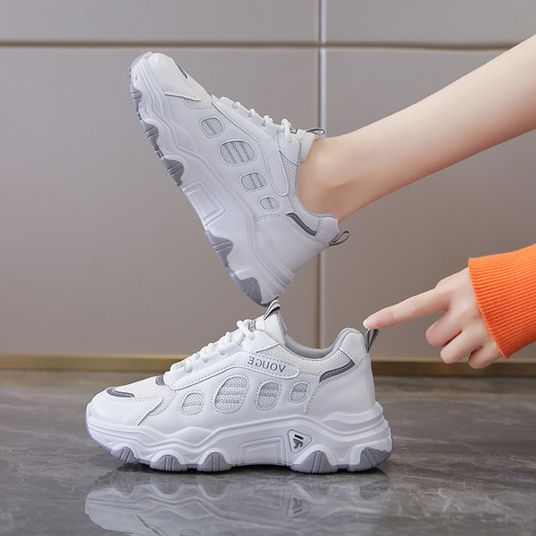 Γυναικεία sneakers με κορδόνια σε λευκό χρώμα και επίπεδη σόλα