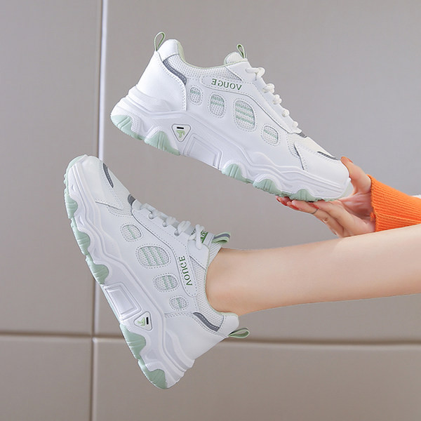 Γυναικεία sneakers με κορδόνια σε λευκό χρώμα και επίπεδη σόλα