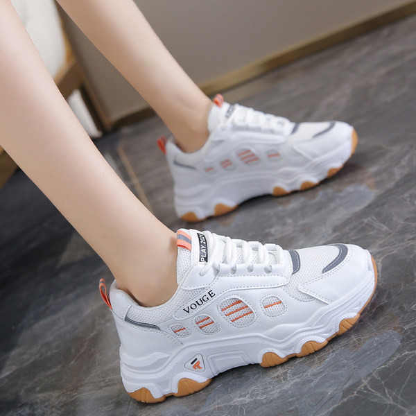 Γυναικεία sneakers με κορδόνια σε λευκό χρώμα και επίπεδη σόλα