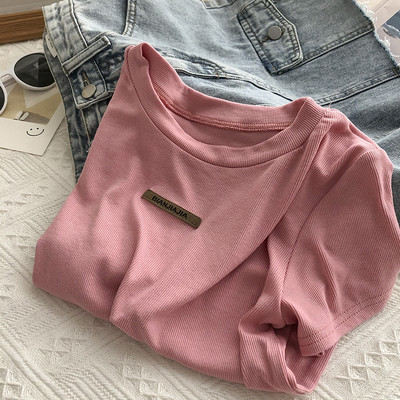 Tricou de damă cu mâneci scurte și emblemă