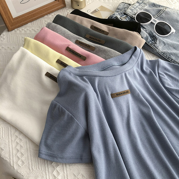 Tricou de damă cu mâneci scurte și emblemă