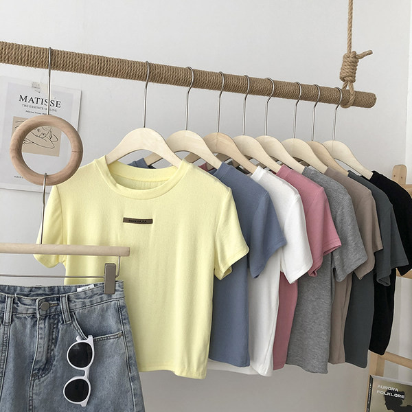 Tricou de damă cu mâneci scurte și emblemă