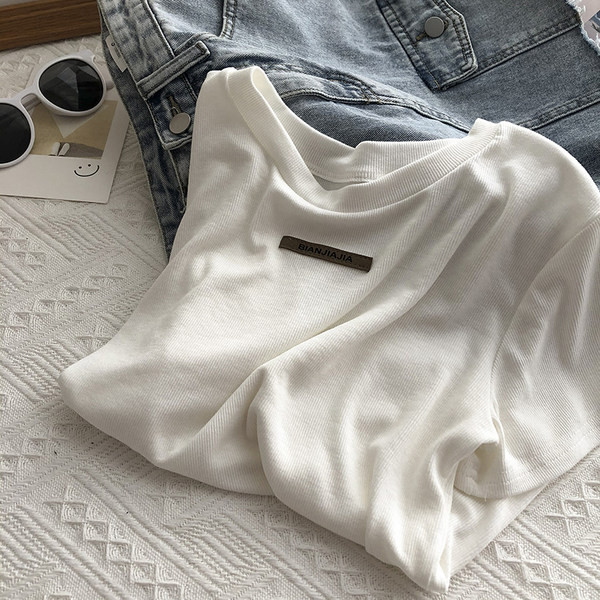 Tricou de damă cu mâneci scurte și emblemă