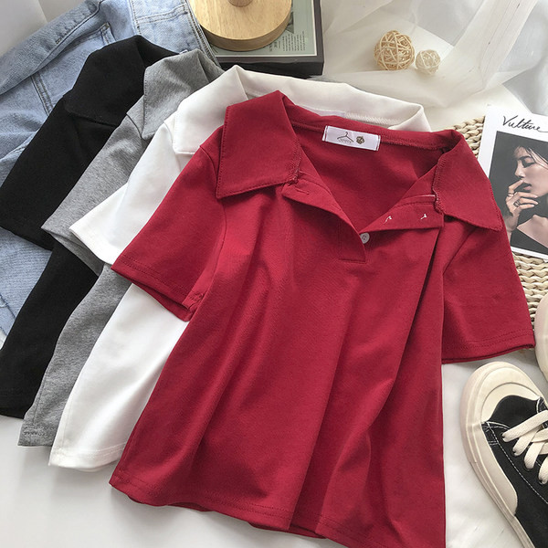 Bluză lată cu guler și nasturi clasici