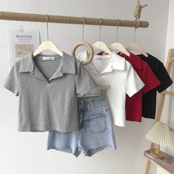 Bluză lată cu guler și nasturi clasici