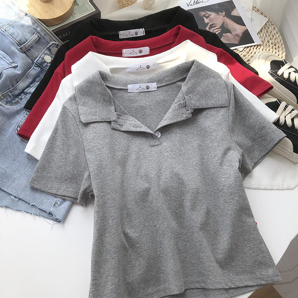 Bluză lată cu guler și nasturi clasici