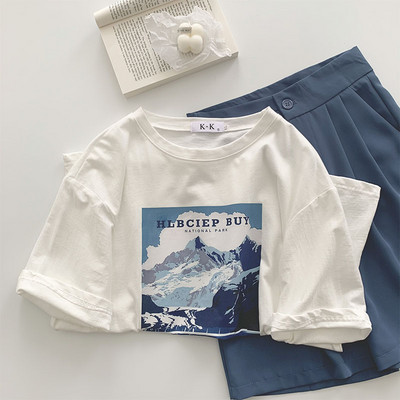 Tricou lat cu decolteu rotund și imprimeu