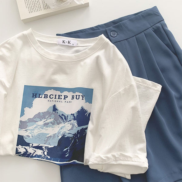 Tricou lat cu decolteu rotund și imprimeu