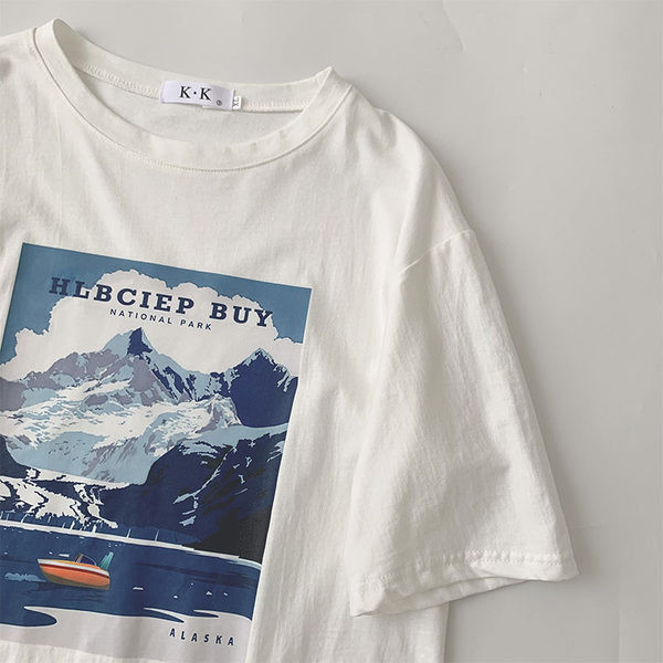 Tricou lat cu decolteu rotund și imprimeu