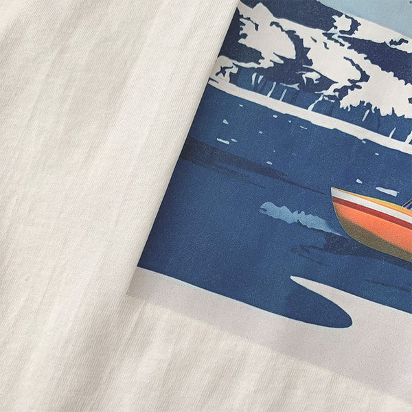 Tricou lat cu decolteu rotund și imprimeu