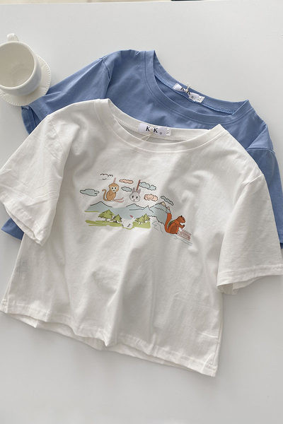 Tricou scurt cu aplicație și decolteu oval