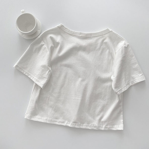 Tricou scurt cu aplicație și decolteu oval