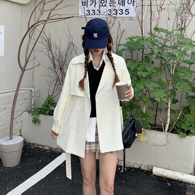 Moderan ženski kratki kaput s gumbima i špic dekolteom slim model